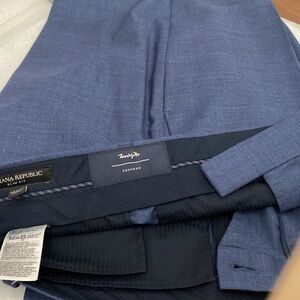 It’s a banana Republic Tessuto dress pants size slim fit 33/32 48/89cm